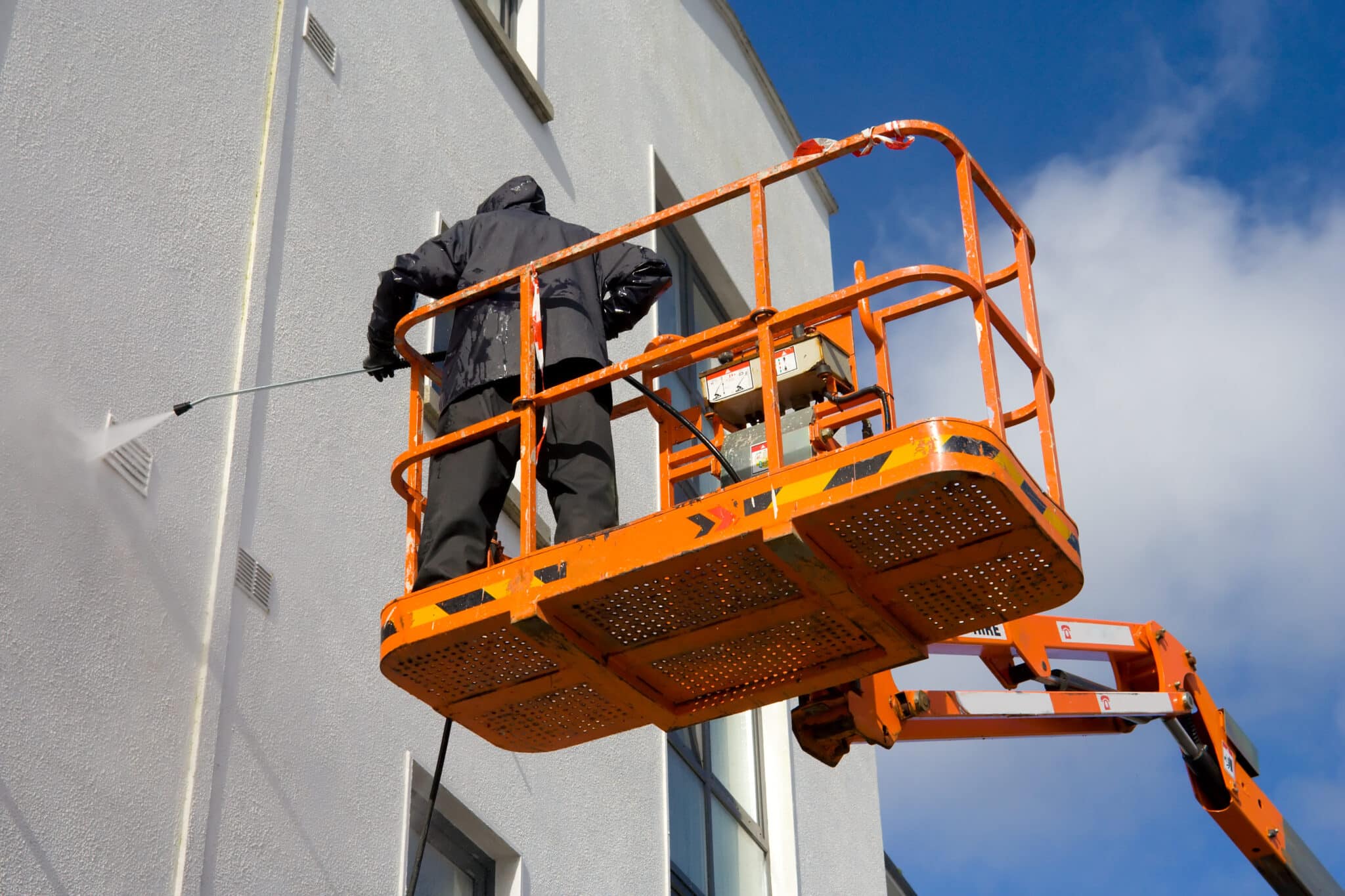 woker in platform wash a building